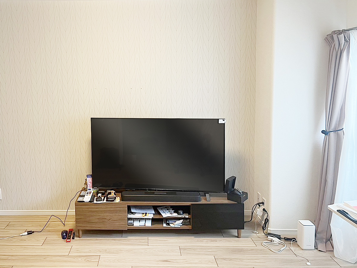 こちらが工事前の写真。テレビのアンテナ線、100ボルト電源は右側の壁コンセントにありました。