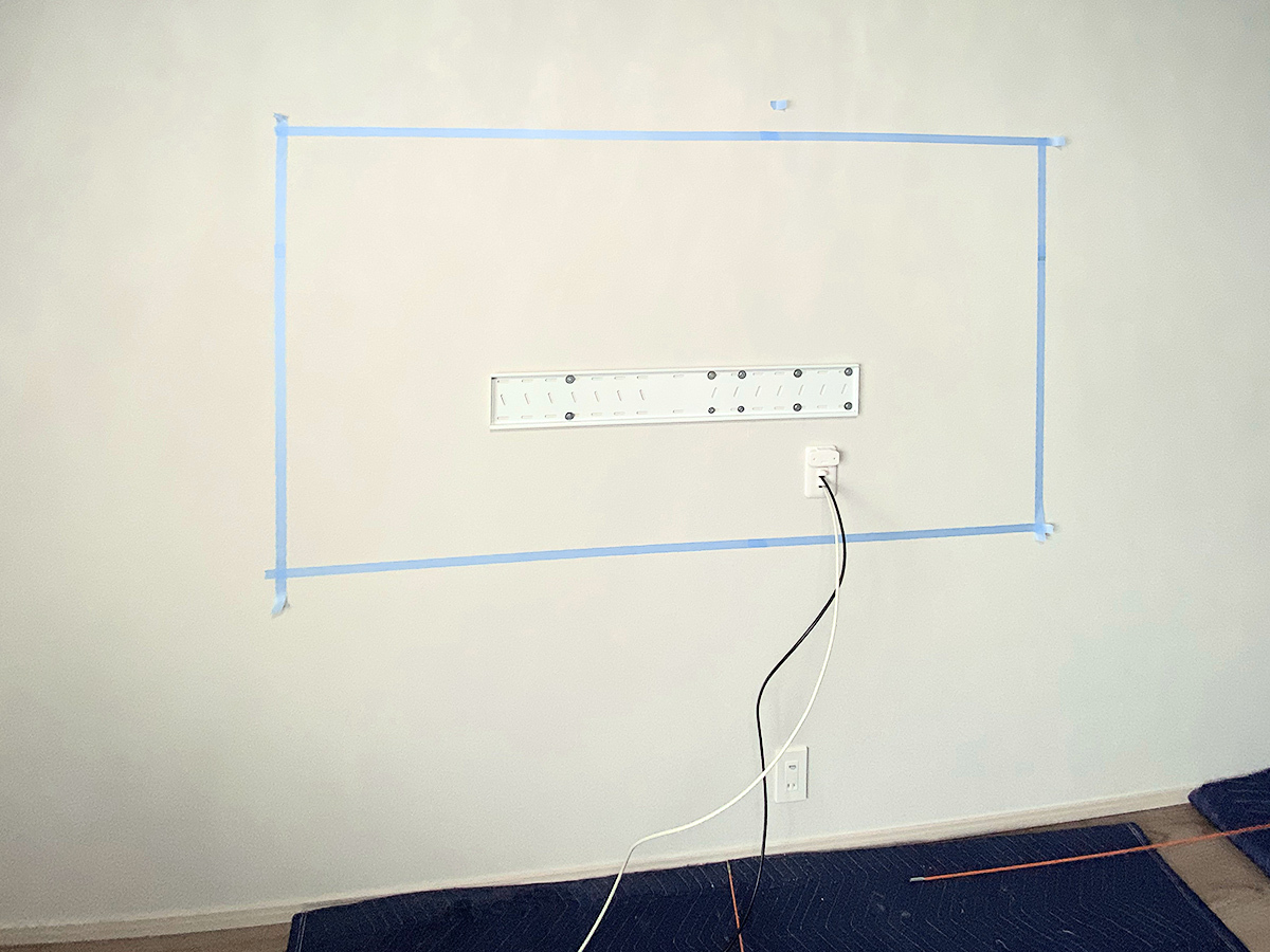 工事途中の一枚。テレビで隠れる位置に専用コンセントを新しく作りました。