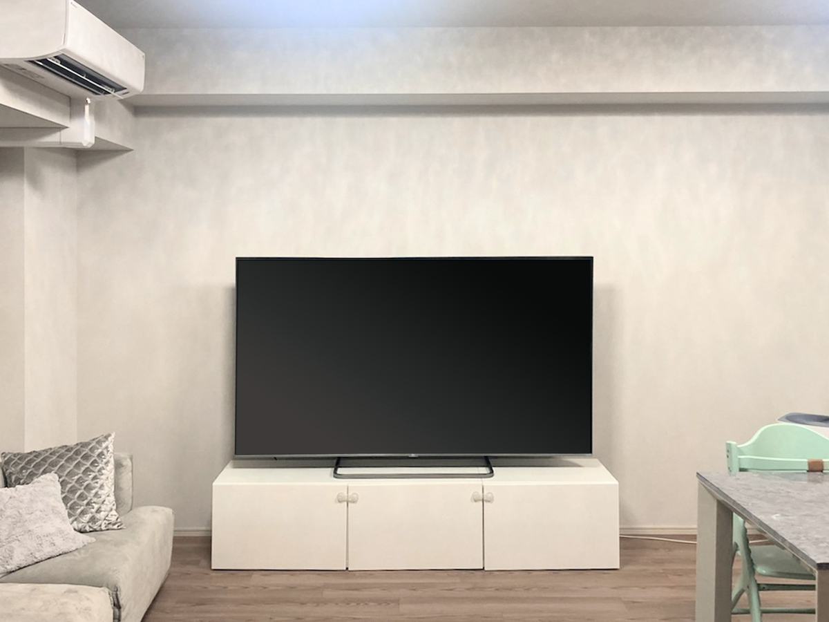 工事前の一枚。壁掛けテレビにすることでテレビが倒れてくる事故を防ぐことが出来ます。