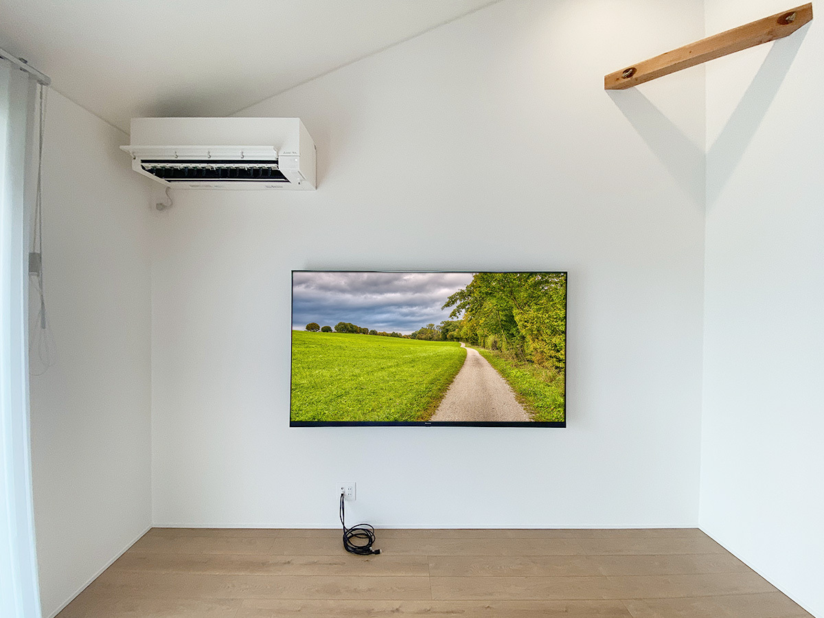 テレビはハイセンスの「75U9H」。壁掛け時の本体サイズは横幅1674mm、高さ984mm、本体厚みは最大82mm。重量は48kg。