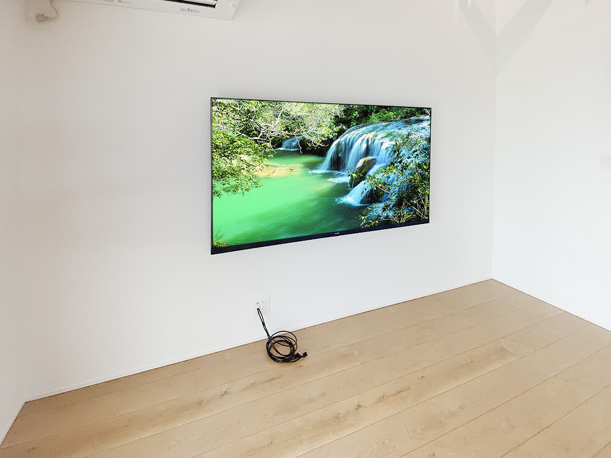後日、テレビボードを購入されるとのことで、床上の配線は写真のような状態で工事完了となっています。