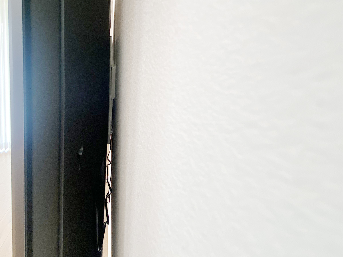 側面から覗き込んだところ。分かりにくいですが、壁とテレビとの隙間を活かし録画用のハードディスクが設置されています。