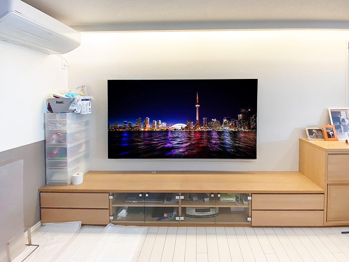 テレビはソニーブラビア XRJ-85X95J。85型ながら壁掛けにも対応したモデルです。壁掛け時の本体サイズは横幅1888mm、高さ1086mm、厚み61mm。