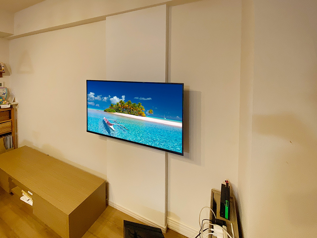東京都世田谷のマンションでスリムタイプのフェイクウォールPIXYを設置し43型液晶テレビを壁掛け
