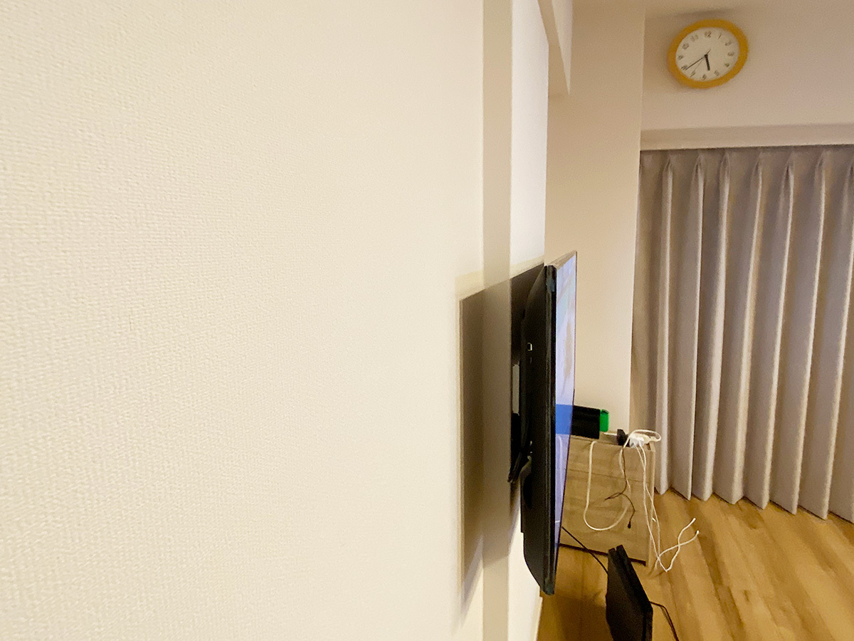 東京都世田谷のマンションでスリムタイプのフェイクウォールPIXYを設置し43型液晶テレビを壁掛け