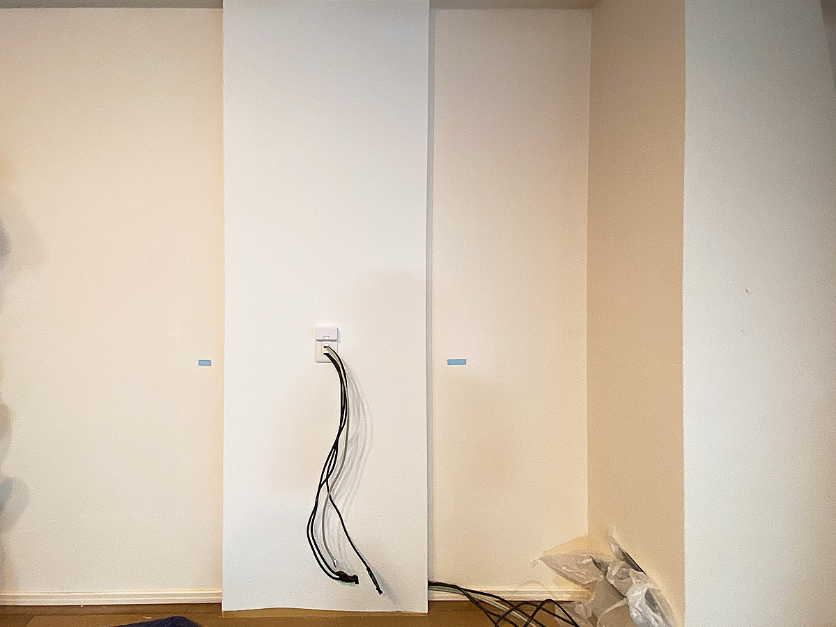 東京都世田谷のマンションでスリムタイプのフェイクウォールPIXYを設置し43型液晶テレビを壁掛け