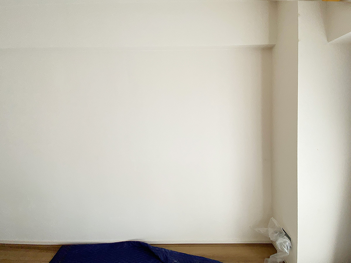 東京都世田谷のマンションでスリムタイプのフェイクウォールPIXYを設置し43型液晶テレビを壁掛け