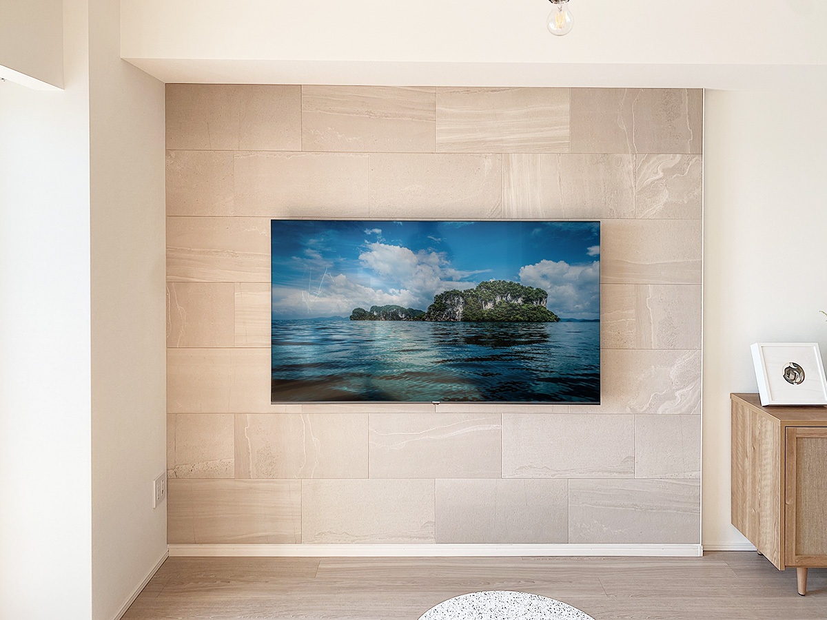 テレビはハイセンス製の液晶テレビ「65E7H」。壁掛け時の本体部分は横幅が1449mm、高さが834mm、奥行きが最大79mm。本体重量は18.5kgになります。