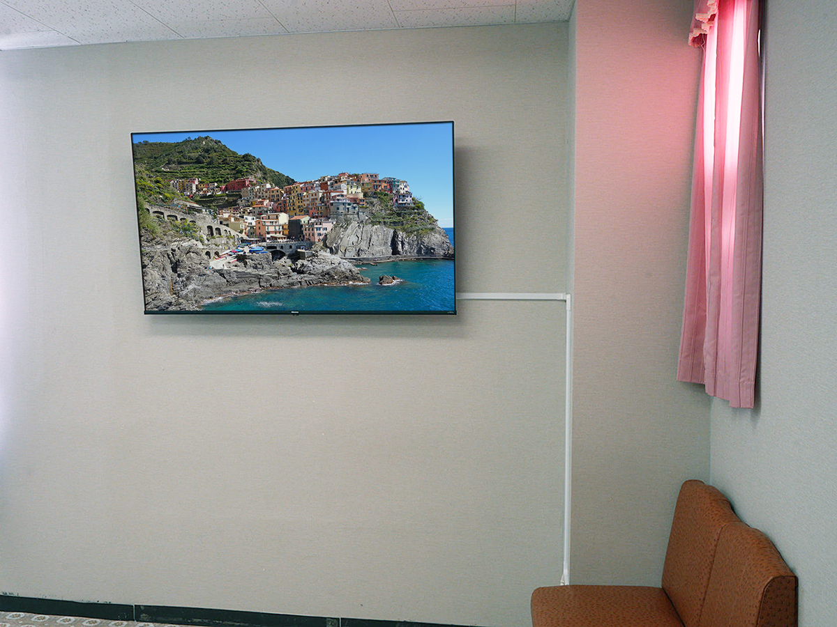 鹿児島市で協力会社によるテレビ壁掛け工事。配線はお客様ご希望により壁内ではなく、壁外配線です。