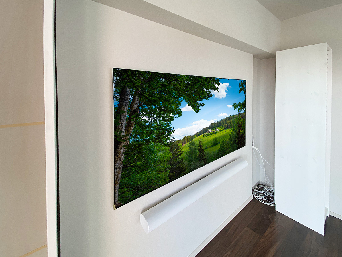 斜めから見たところ。テレビはLGの有機ELテレビ OLED65G2PJA。65インチ。壁掛け時のサイズは横幅1441mm×高さ821mm。テレビ本体の厚みは24.3mmという薄さを誇ります。