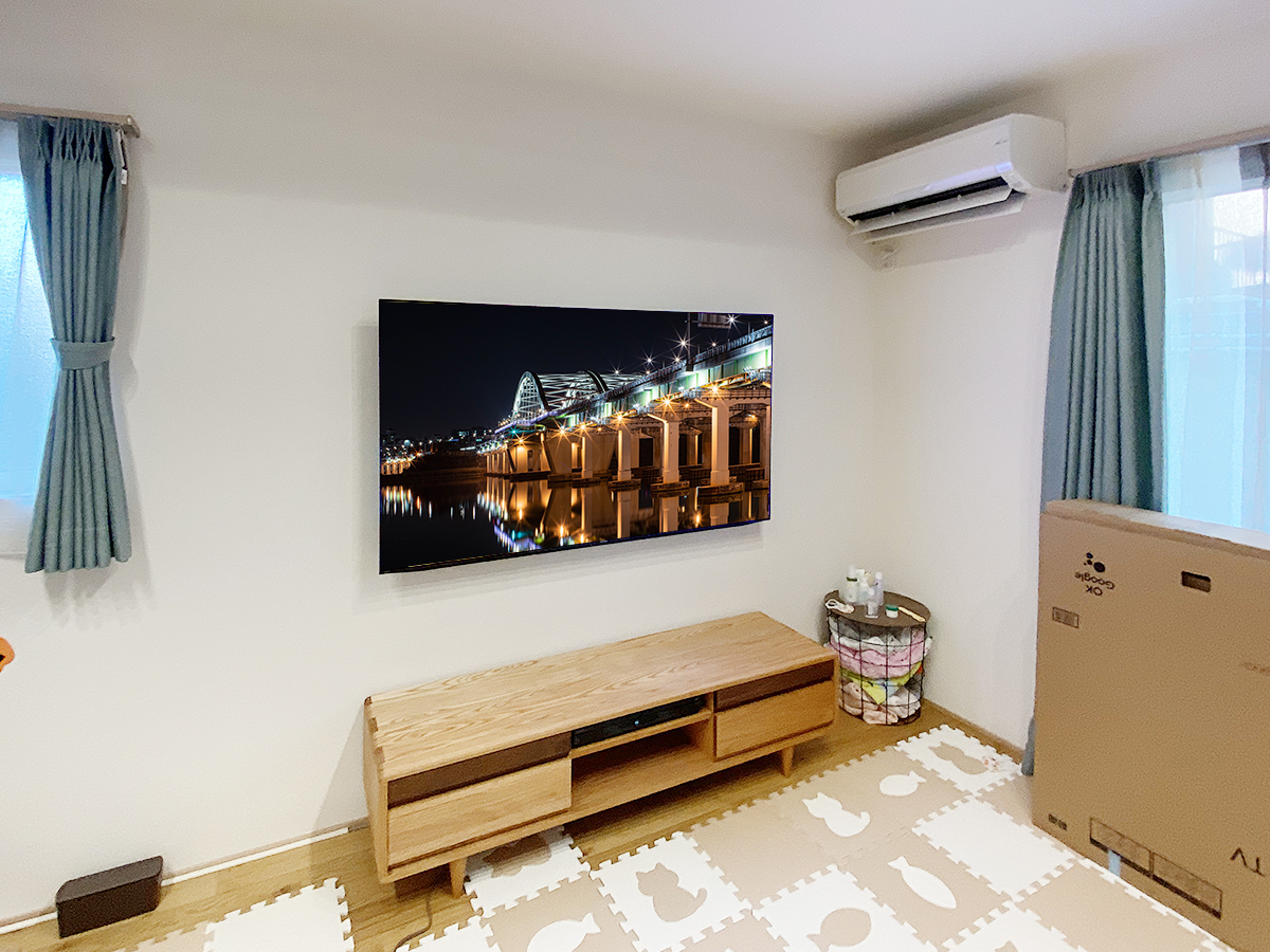 テレビはシャープのアクオス「4T-C65FS1」。65インチの有機ELテレビです。壁掛け時には脚部スタンドを外します。横幅1444mm、高さ843mm、最大厚み64mm。重量は33kg。