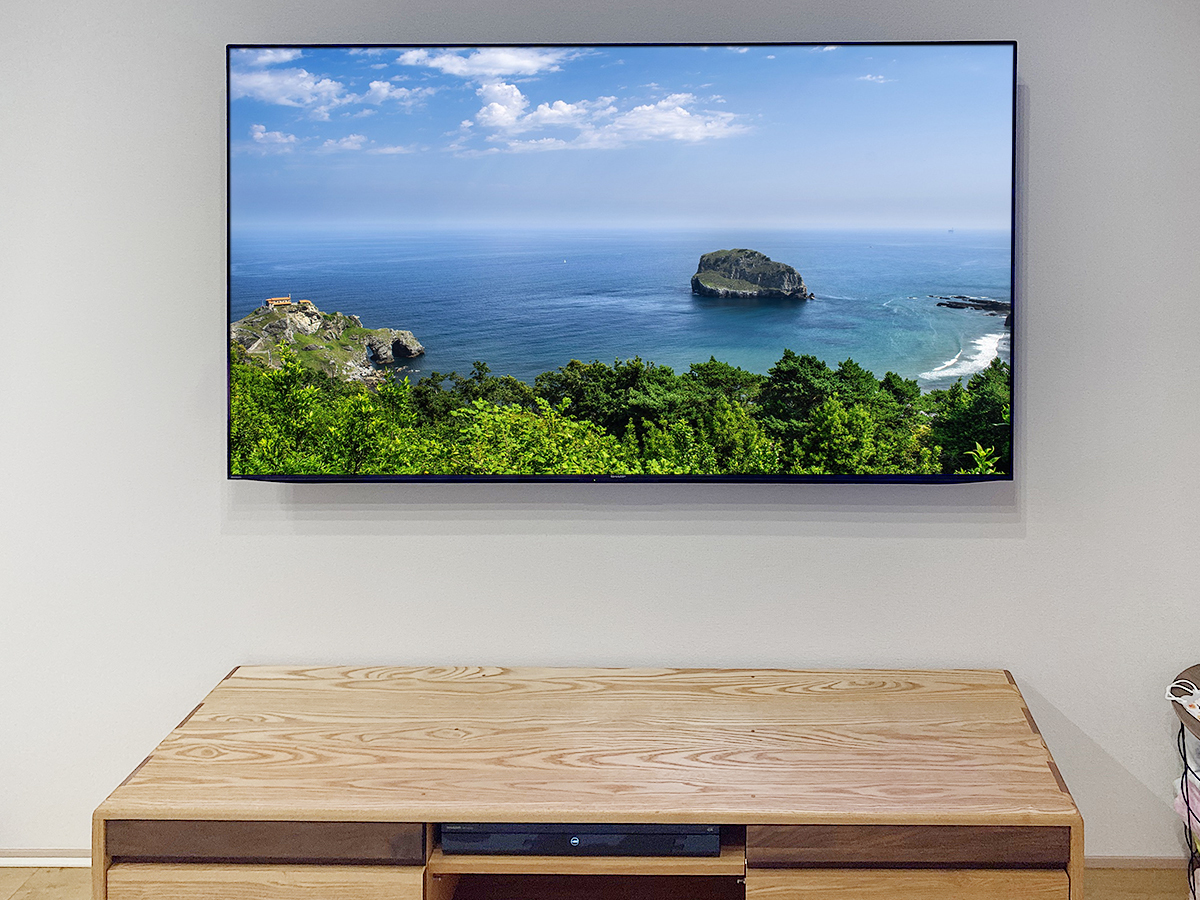 テレビとテレビボード間の配線は壁の内側を通す壁内配線です。100ボルト電源、アンテナ線、HDMIケーブルなどが通っています。