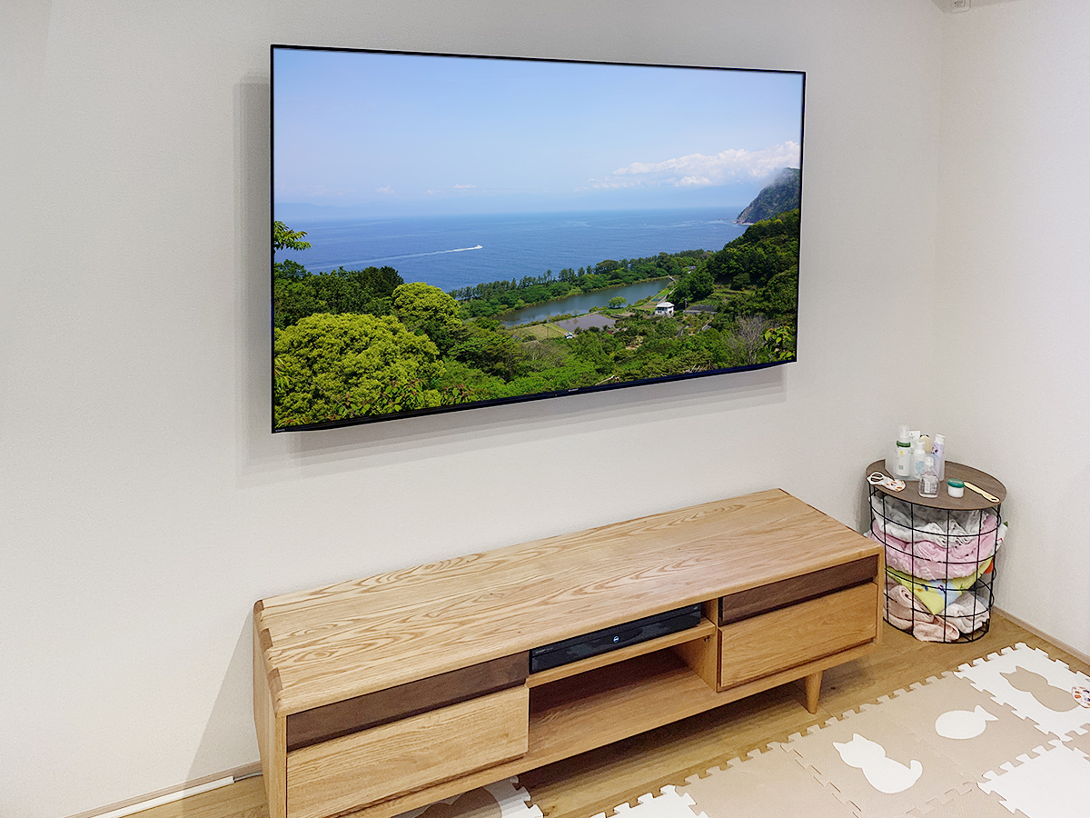 お問い合わせの時点でお客様から「できれば配線を隠したいです」とのご要望をいただいておりましたので壁内配線で対応させていただきました。