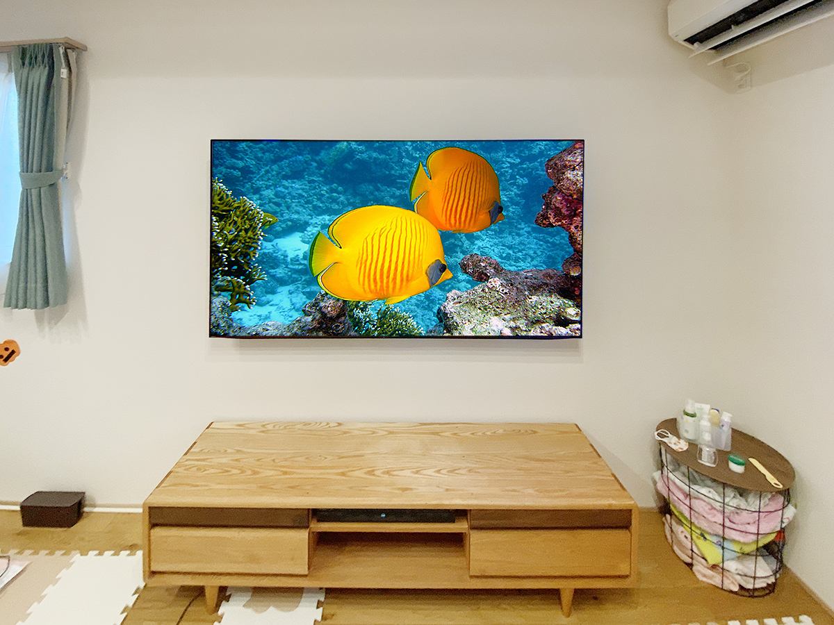 テレビボード内には録画用のレコーダー機器が収納されています。テレビ位置が高くなることで小さなお子さんはテレビに手が届きにくくなり事故防止につながります。