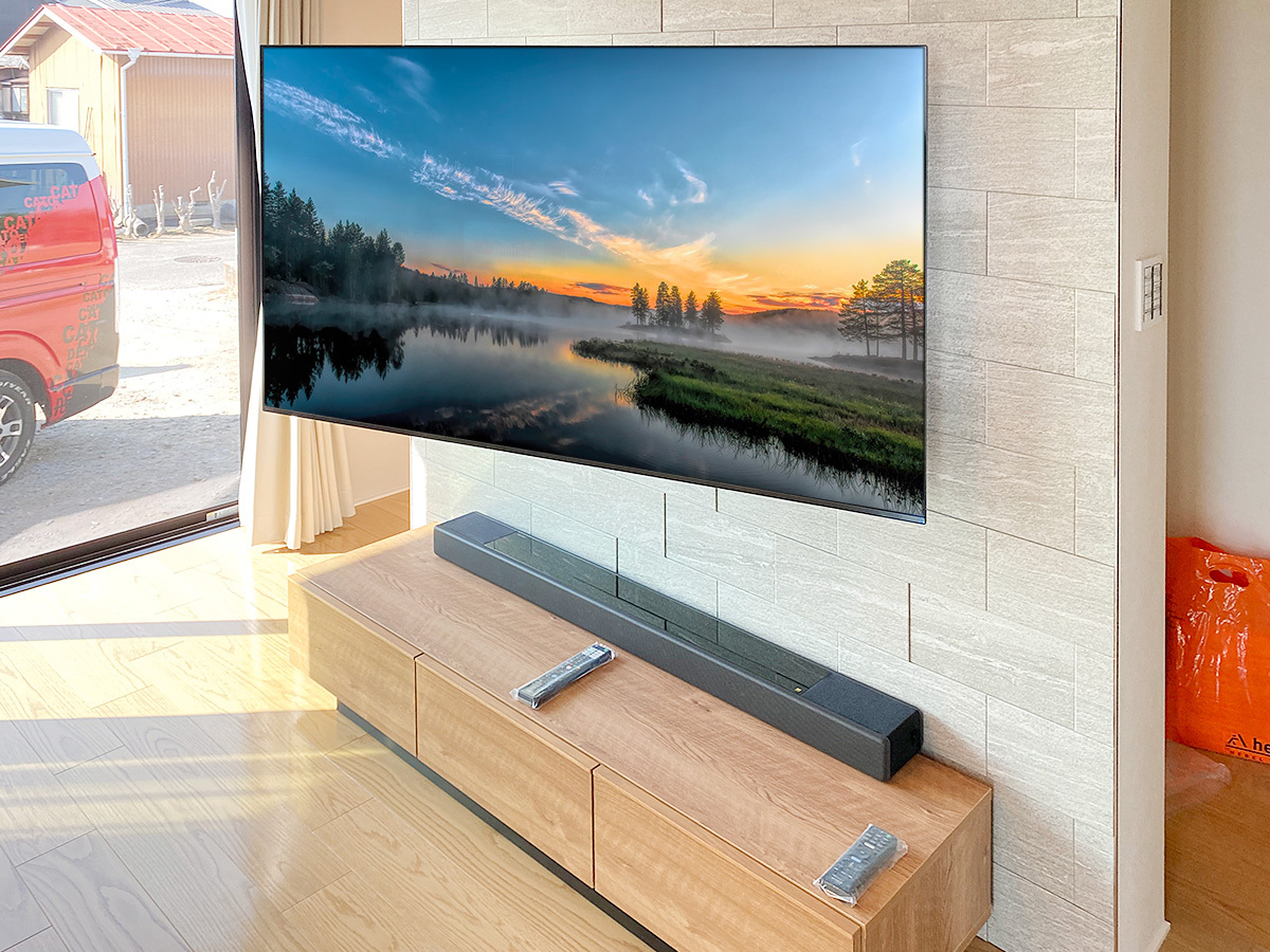 可動式金具を使うとテレビ本体を右に左に向けることができます。隣接するキッチンから視聴したいという方におすすめです。