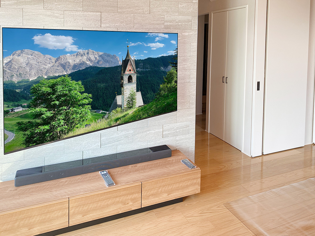 テレビはソニーの有機ELテレビ。サウンドバーとセットでカトー電器でご購入いただき、壁掛け工事の日にお持ちしました。