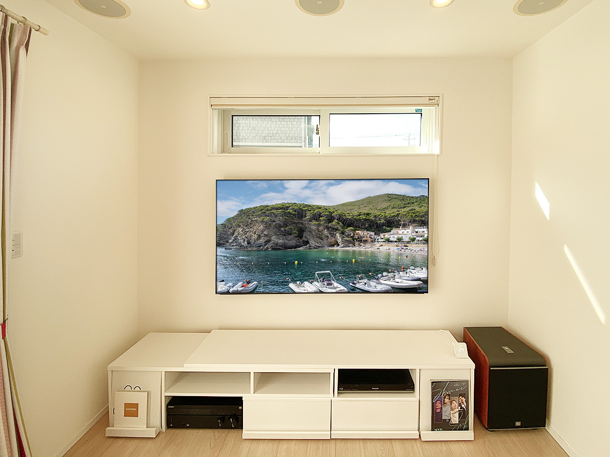 福井県敦賀市での壁掛けテレビ「リトライ」案件。家電量販店さんが設置した壁掛けテレビのむきだし配線をスマートな壁内配線へ切り替えテレビ裏に専用コンセントまで新設しました。 福井県敦賀市での壁掛けテレビ「リトライ」案件。家電量販店さんが設置した壁掛けテレビのむきだし配線をスマートな壁内配線へ切り替えテレビ裏に専用コンセントまで新設しました。