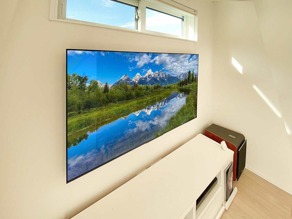 テレビはソニーブラビアXRJ-65X95L。壁掛け時の本体サイズは横幅が1443mm、高さが835mm、厚みは最大62mm。重量は32.2kg。取り付け・取り外しは2人で行う必要があります。