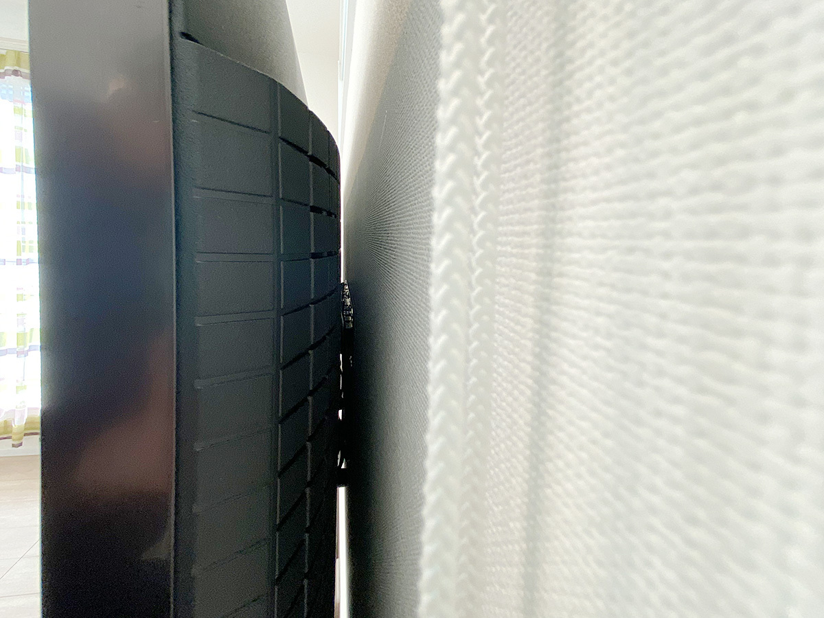側面から覗き込んで見たところ。テレビで隠れる位置に新しくコンセントを作ることで壁内配線を実現しました。