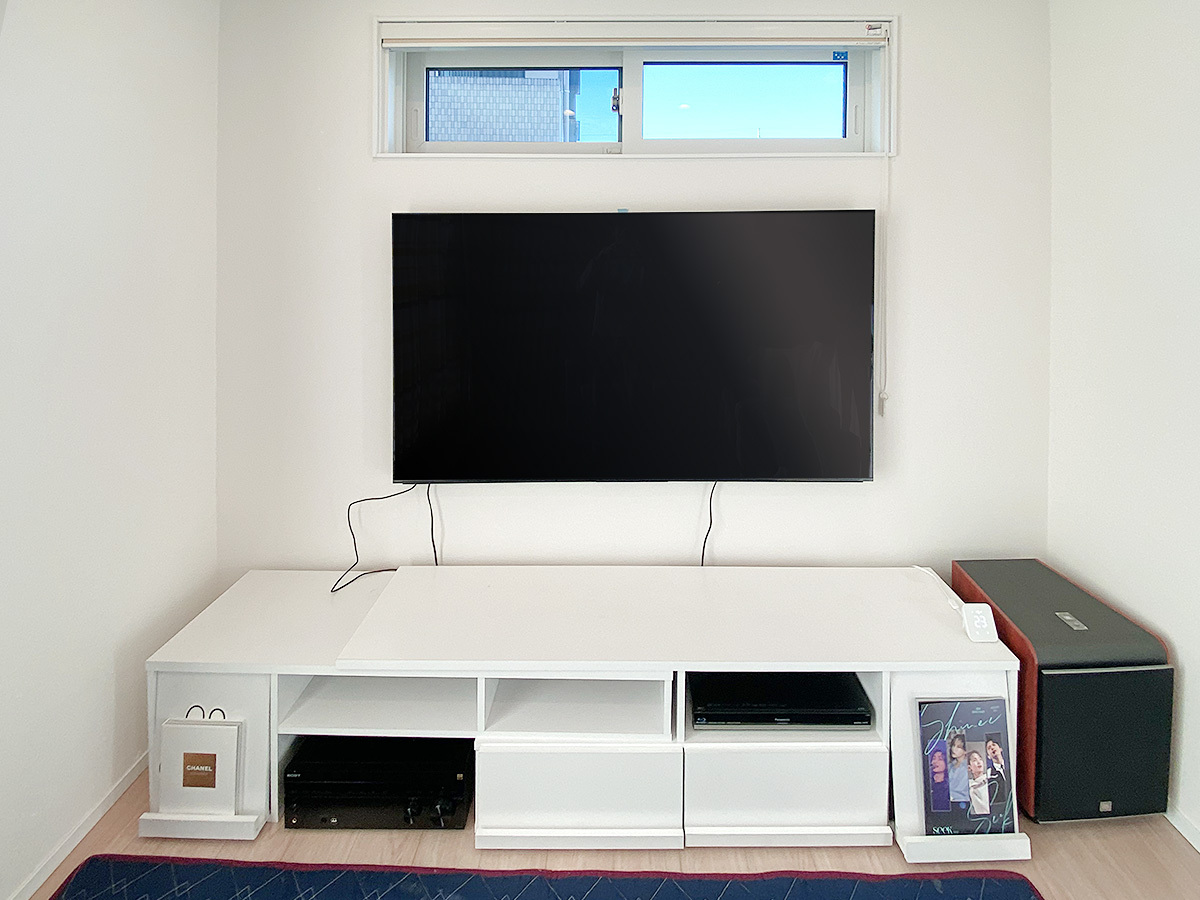 こちらは工事前に撮影した写真。テレビ下からいくつかのケーブルが垂れているのがお分かりいただけると思います。