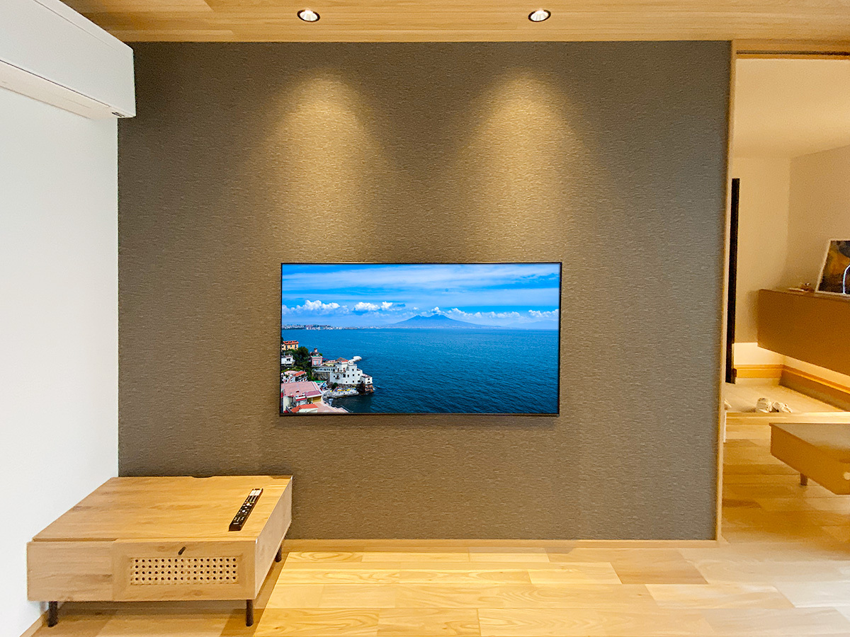 手前の左側に見えるのがレコーダー機器などを収納するスペース。壁掛けテレビとは10メートル近いHDMIケーブルを壁内にめぐらす配線でつながっています。