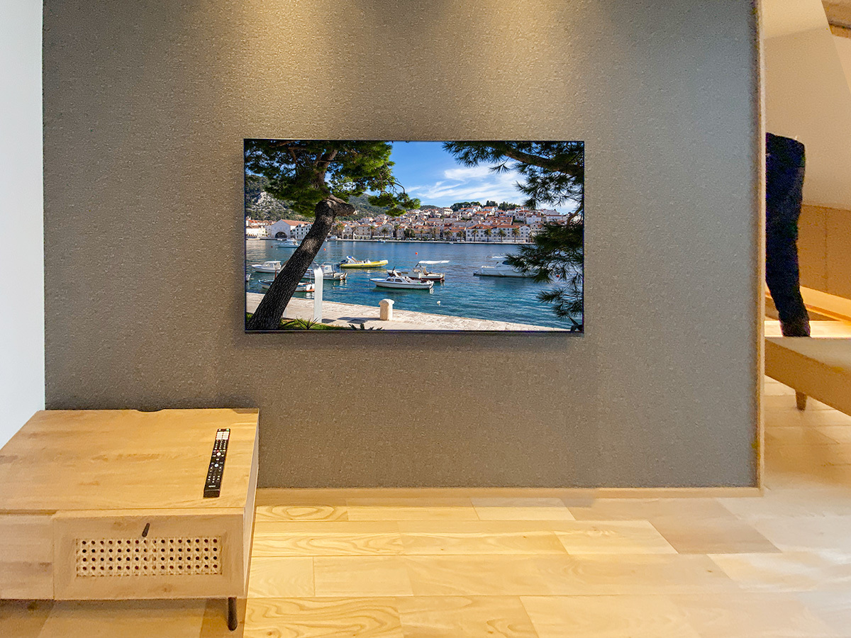 テレビはソニーのブラビア「XRJ-55A80K」。壁掛け時の本体サイズは横幅1227mm、高さ712mm、厚みは最大53mm。有機ELテレビということもあり重量は17.9kgの軽さを誇ります。