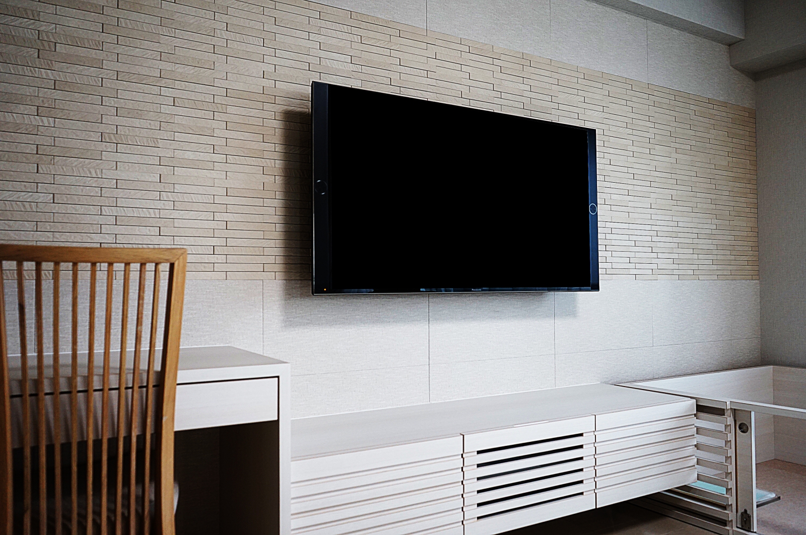 2種類のエコカラットを基調にした壁に49インチ液晶テレビを壁掛け施工