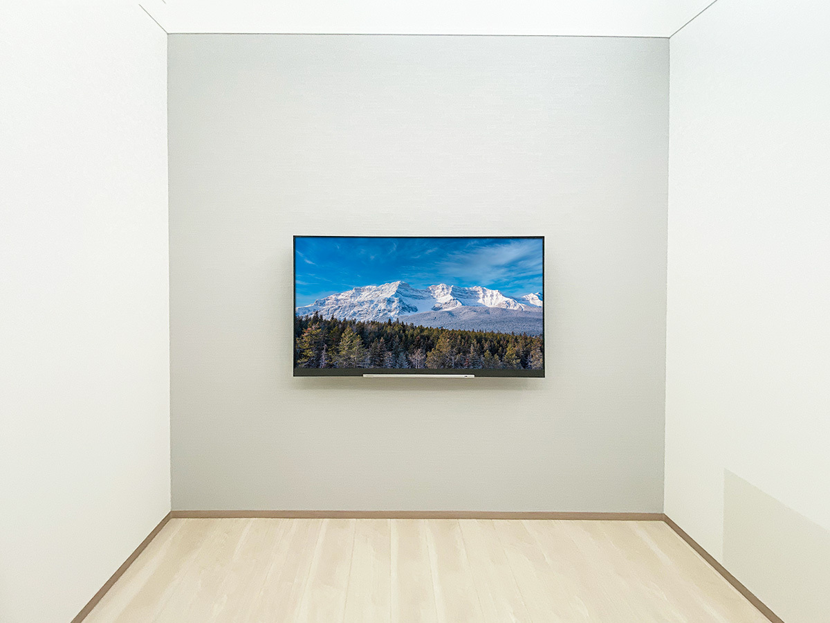テレビ本体は東芝レグザの55Z720X。55型の液晶テレビ。壁掛け時の本体サイズは横幅1242mm、高さ748mm、厚みは最大部で61mmになります。壁掛けから外すことを想定し、脚部スタンドは大切に保管されておくことをおすすめします。