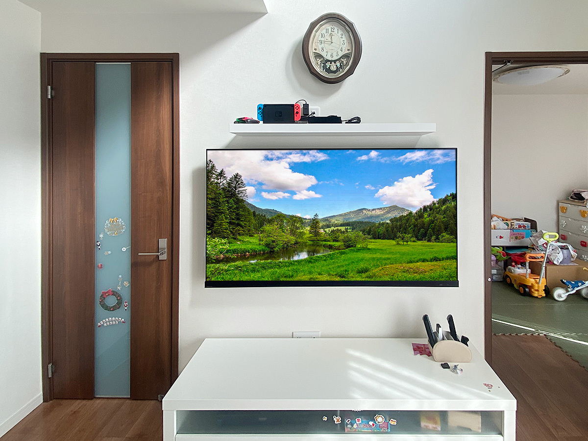 テレビは東芝レグザ 「65Z970M」。65型のminiLED搭載の液晶テレビです。壁掛け時の本体サイズは横幅1455mm、高さ856mm、厚み最大72mm。重量は31.5kg。