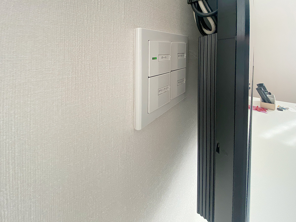 テレビは65インチと大きく、そのまま壁掛けすると既存の照明スイッチと被ります。ただしスイッチを押すだけの隙間は十分ご用意できました。
