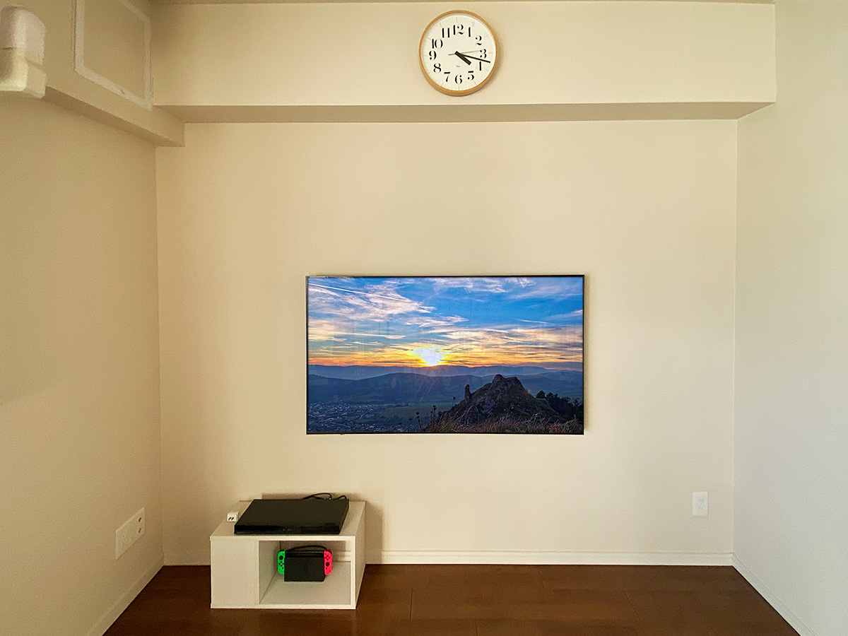 テレビはパナソニック ビエラTH-55LX950。55インチの液晶テレビです。壁掛け時の本体サイズは1231mm、716mm、厚みが最大73mm。本体重量は19kgになります。