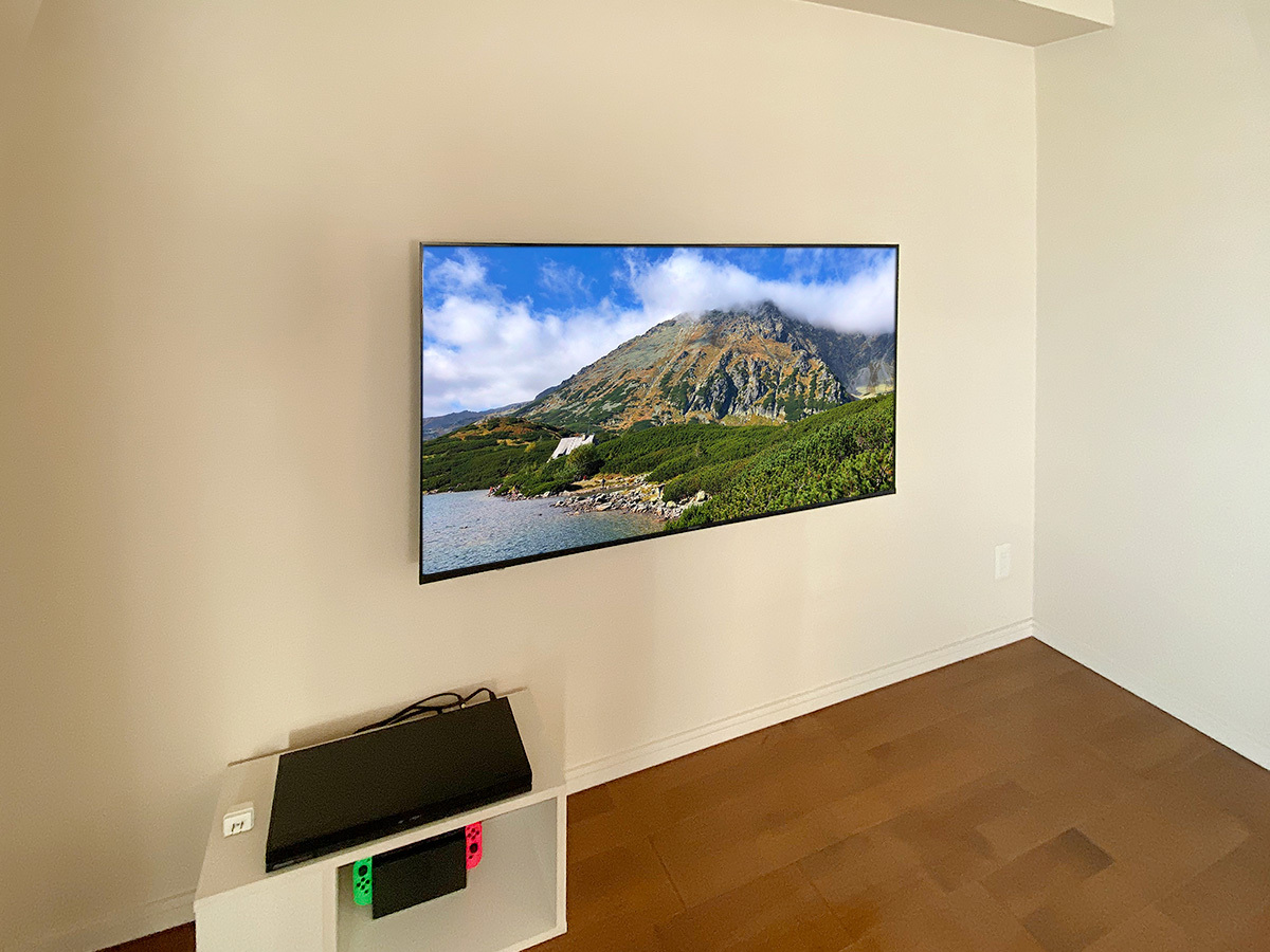 この壁にはアンテナ端子を持つコンセントが無く、テレビで隠れる位置とゲーム置き場の背面にコンセントを新しく作りました。