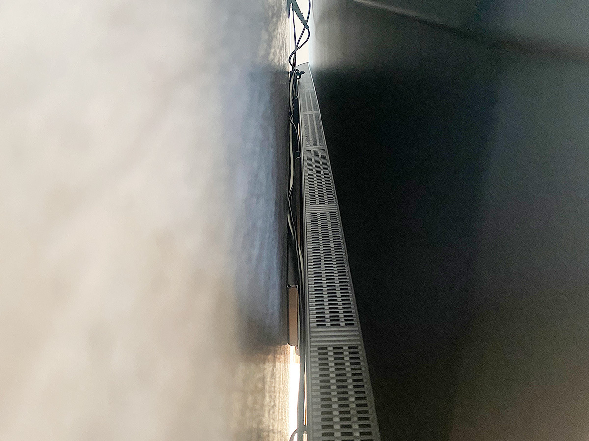 側面から覗き込んだところ。壁掛け金具はテレビと壁の隙間が極力小さくなるように角度固定式タイプの金具をチョイスしました。