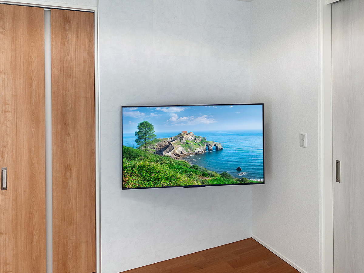 滋賀県草津市でフェイクォールPIXYを設置し、上下可動式金具で55インチテレビを壁掛け