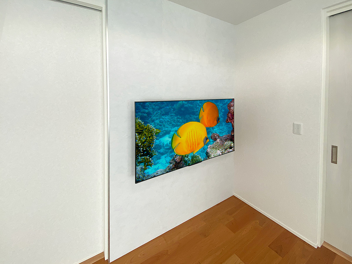 滋賀県草津市でフェイクォールPIXYを設置し、上下可動式金具で55インチテレビを壁掛け