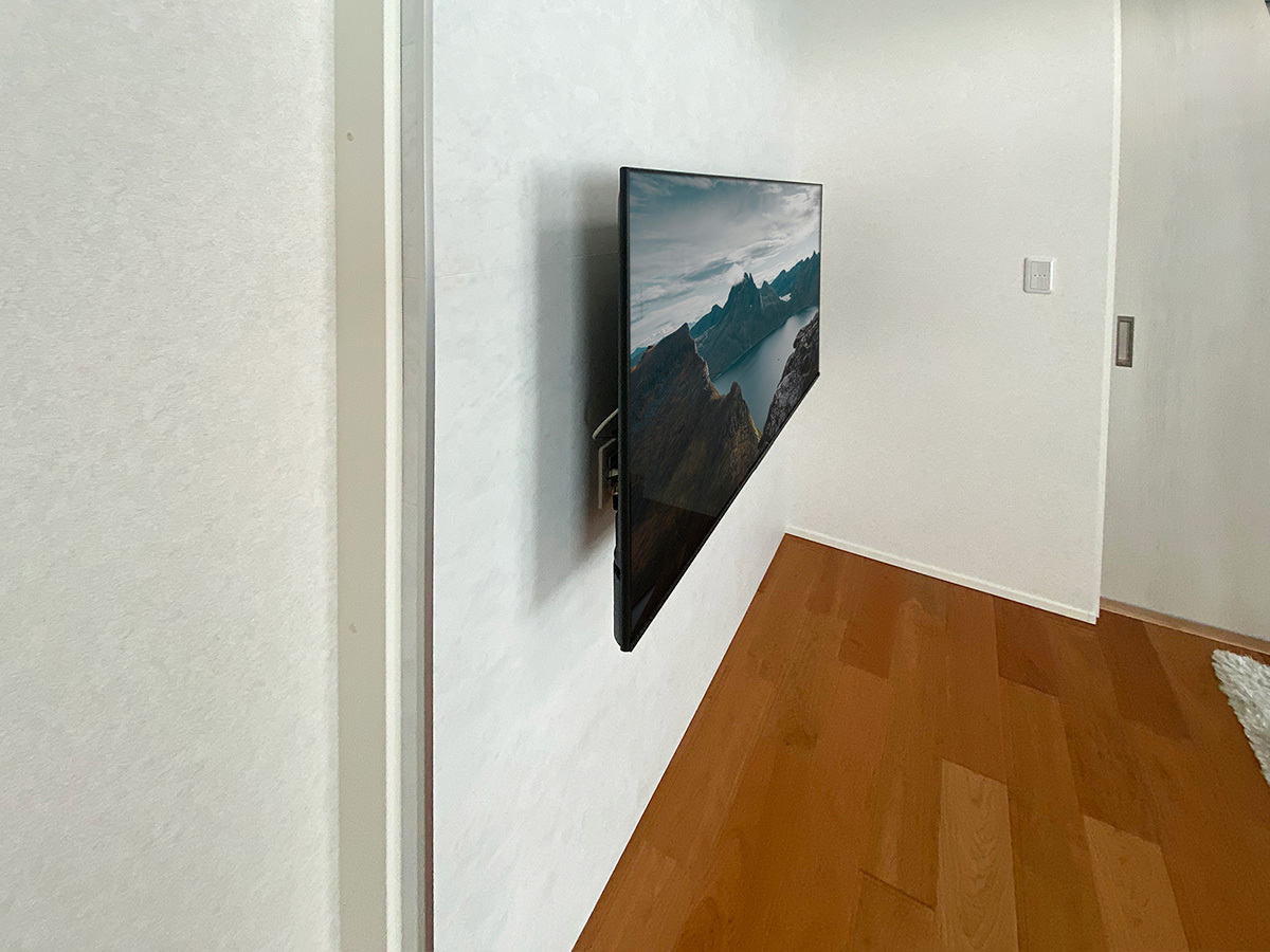 滋賀県草津市でフェイクォールPIXYを設置し、上下可動式金具で55インチテレビを壁掛け