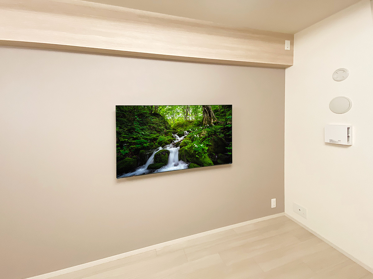 愛知県名古屋市で壁紙クロスを張り替えながら55インチ有機ELテレビを壁掛け。古くなった壁紙クロスの張替えもカトー電器にお任せください。