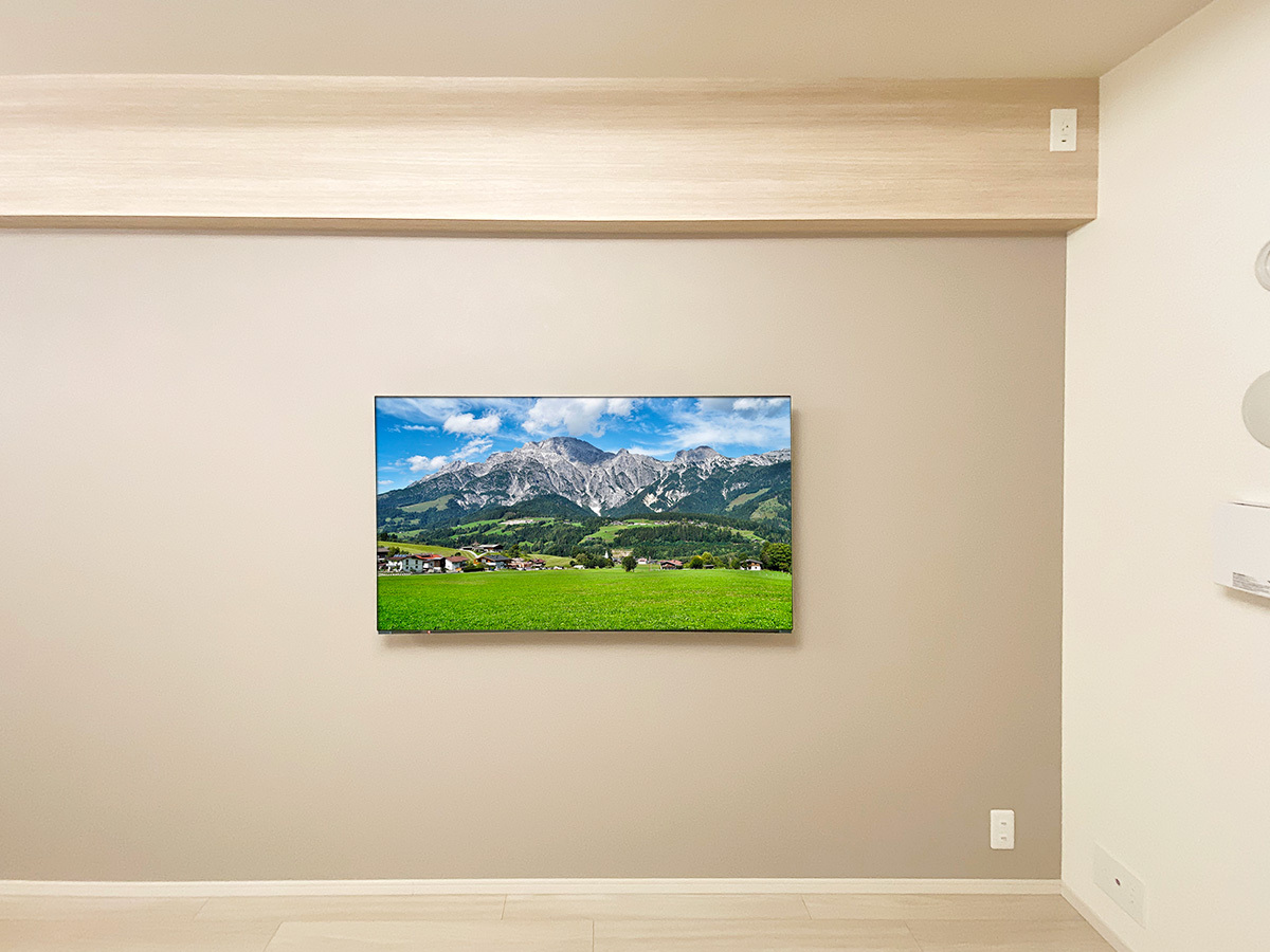 テレビはパナソニックの有機ELテレビ「TH-55MZ1800」。壁掛け時の本体サイズは横幅が1227mm、高さが711mm。奥行きは最大69mm。重量は17kgです。