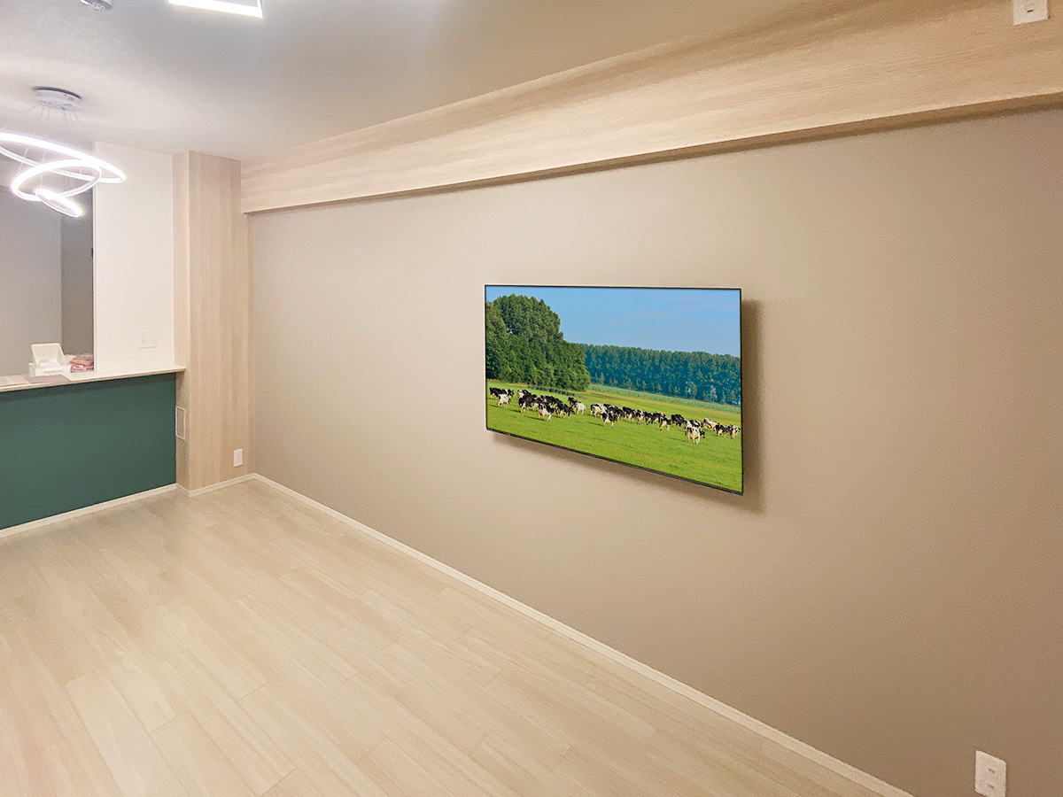 今回は壁紙クロス張り替え＋テレビ壁掛け工事のセット。新品の壁紙を背景にした壁掛けテレビはお部屋の雰囲気を一新してくれます。