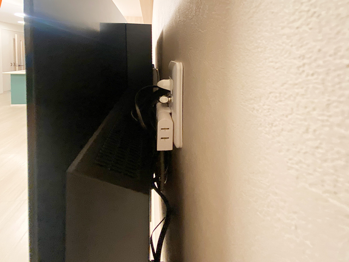 真横から覗き込んだところ。テレビで隠れる位置に壁掛けテレビ用専用コンセントを新しくご用意しました。