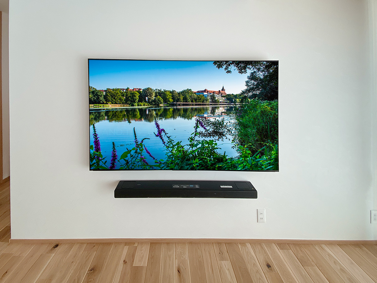 テレビはソニーブラビア XRJ-75X95K。75型の液晶テレビです。横幅1667mm、高さ961mm、厚み56mm。重量は42.7kgになります。