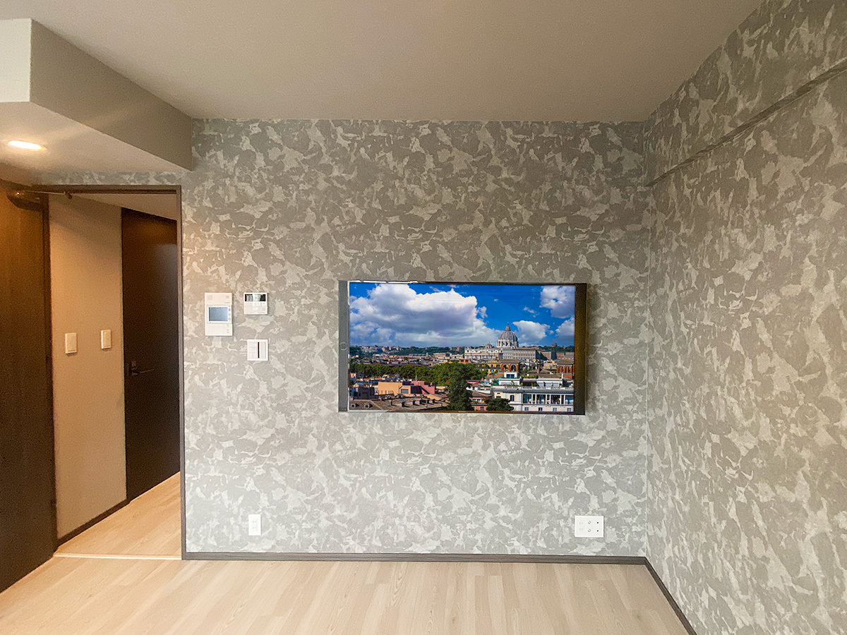 テレビは東芝のTH-55EX850。55インチの液晶テレビ。脚部スタンドを外して壁掛けしています。テレビ本体のサイズは横幅が1338mm、高さが720mm、厚みは最大で74mm。テレビ本体の重量は32kgです。
