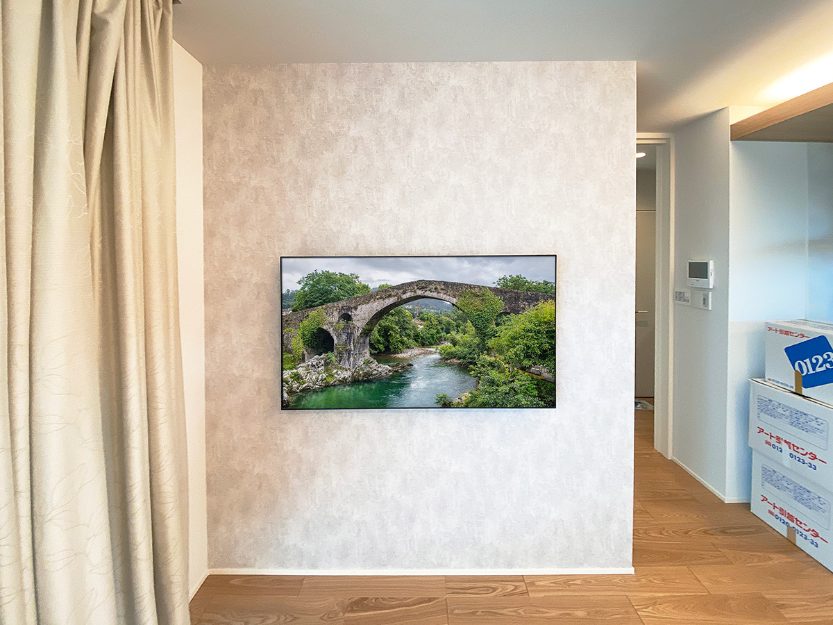 テレビはソニーのブラビア「XRJ-55A80J」。壁掛けした時のサイズは横幅1227mm、高さ712mm、最大厚み53mm。重量は17.8kg。