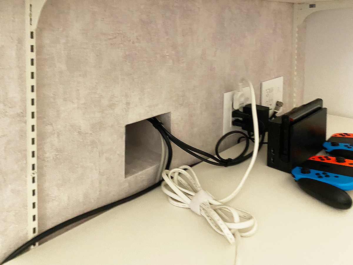 カトー電器商会の壁掛け工事では弊社スタッフがコンセントを新設しますが、ハウスメーカー様がこのように配線経路をご用意くださる場合もあります。