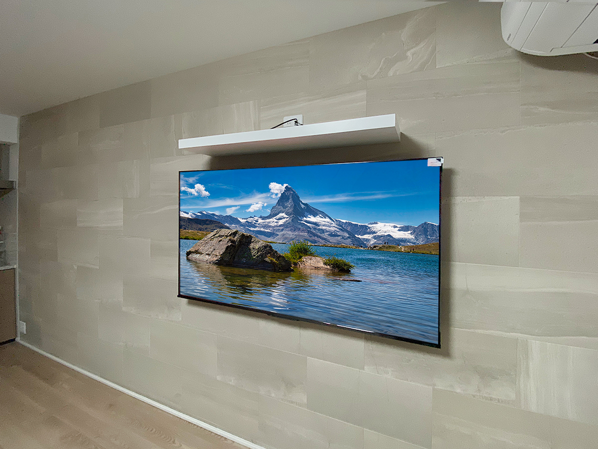 神奈川県小田原市でエコカラット(ストーングレース)を貼り、65型テレビと棚を壁掛けしてHDMIコンセントを追加 神奈川県小田原市でエコカラット(ストーングレース)を貼り、65型テレビと棚を壁掛けしてHDMIコンセントを追加