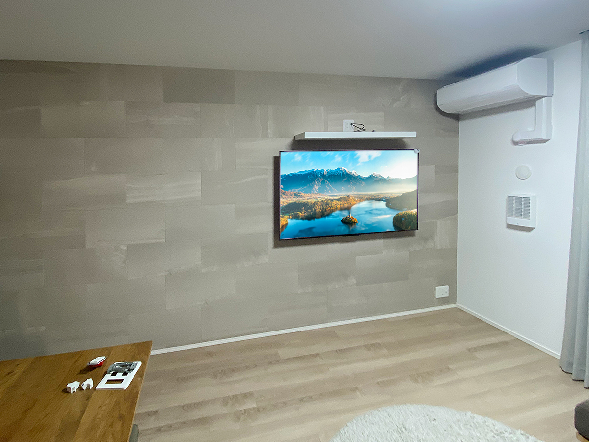 神奈川県小田原市でエコカラット(ストーングレース)を貼り、65型テレビと棚を壁掛けしてHDMIコンセントを追加 神奈川県小田原市でエコカラット(ストーングレース)を貼り、65型テレビと棚を壁掛けしてHDMIコンセントを追加