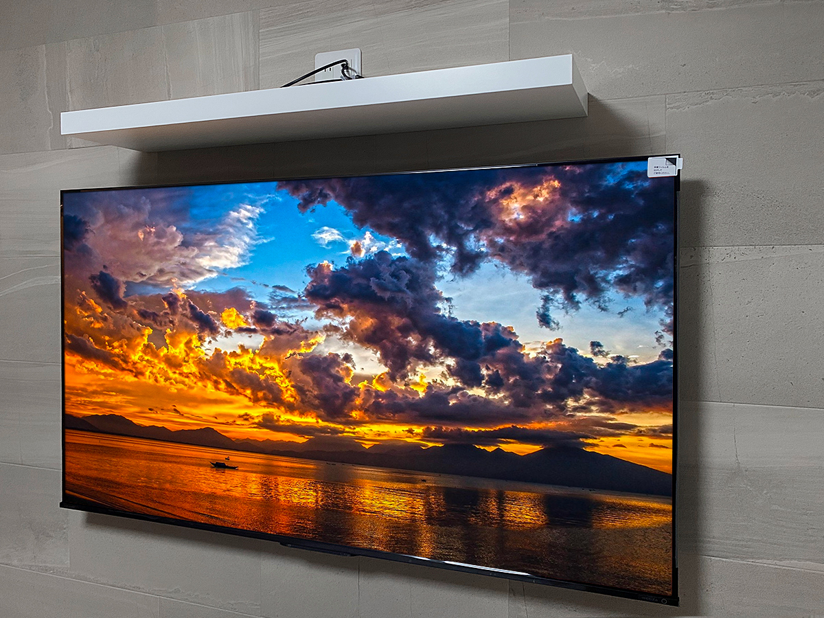 神奈川県小田原市でエコカラット(ストーングレース)を貼り、65型テレビと棚を壁掛けしてHDMIコンセントを追加 神奈川県小田原市でエコカラット(ストーングレース)を貼り、65型テレビと棚を壁掛けしてHDMIコンセントを追加