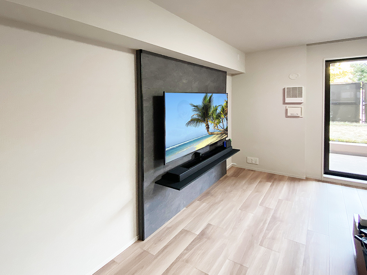 テレビはソニーブラビア「KJ-65X75WL」壁掛け時の本体サイズは横幅1462mm、高さ842mm、最大厚み71mm.重量は約20kgです。
