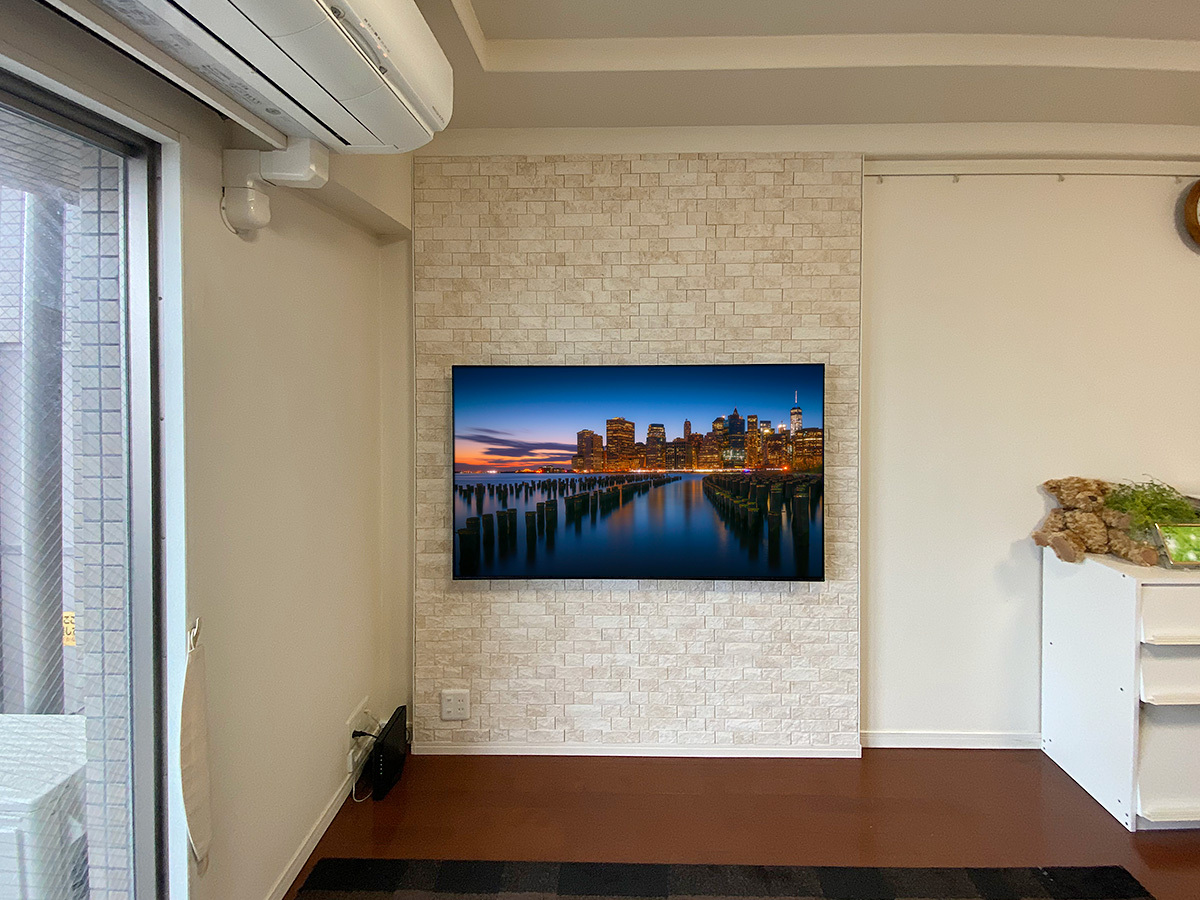 静岡県浜松市のマンションでフェイクウォールPIXYを設置し65インチの有機ELテレビを壁掛け。左下にはHDMIコンセントを新設。
