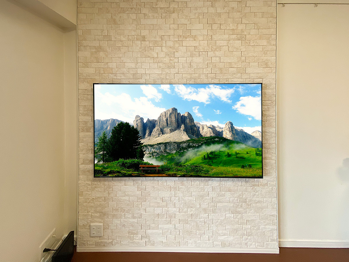 テレビの背面には番組録画用の小型ハードディスクを取り付けており、テレビのリモコンで録画・再生ができるようになっています。